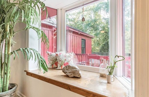Columbia House | Big Red Columbia Living near DT, USC, Ft. J! Pets!