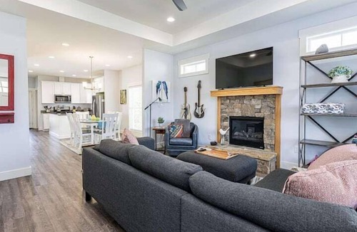 Fairview House | Birds Nest | 3BR/2BA dog-friendly mountain home in Fairview, NC