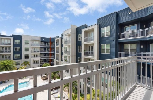 Courier City - Oscawana Apartment | Bleecker 1-430 · Luxury king suite - POOL - GYM - FREE parking - H