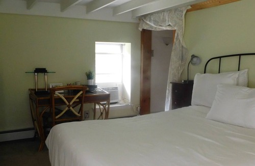 Quakertown House | Blue Heron Wildlife Sanctuary W/Cabin