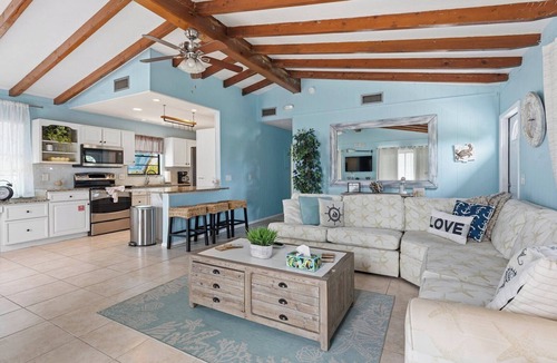 Little Venice House | Blue Lagoon 2bed/2bath with private pool - no dockage