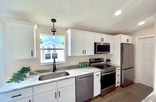 Iona House | Blue Mitten Beach House – Stylish 2BR/2BA, Pools & 4 Miles to Ft Myers Beach