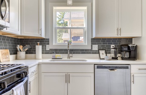 Fairview House | Blue Mountain Cottage | 3BR, 2BA mountain-view retreat with fireplace.