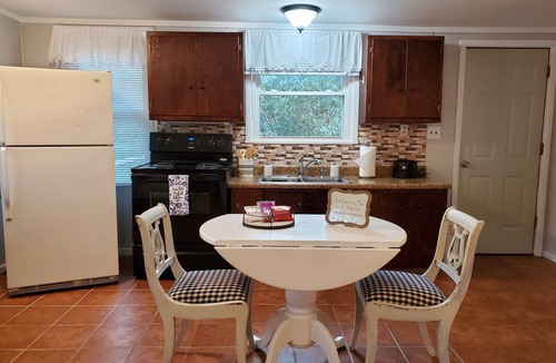 Newland Cottage | Blue Ridge Mountain Cottage~1 minute from Parkway!