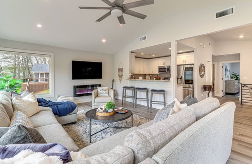 Gainesville House | Boat Dock + Yard: Lake Lanier Gem in Gainesville