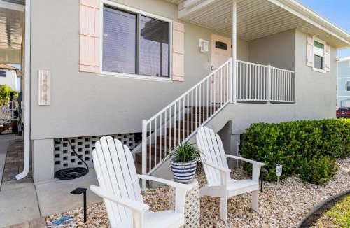 Fort Myers Beach House | Boating Enthusiasts, Walk to the Beach, Heated Pool - The Corner cottage - Roelens