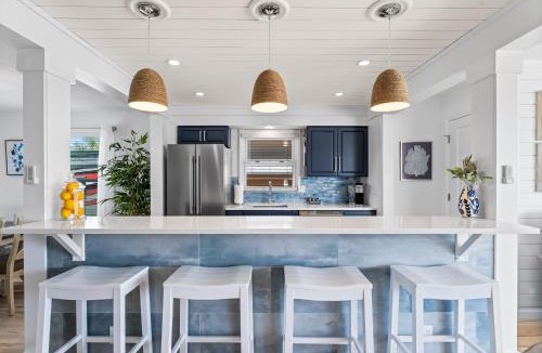 Fort Myers Beach House | Boating Enthusiasts, Walk to the Beach, Heated Pool - The Corner cottage - Roelens