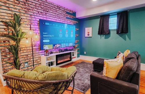 West Poplar Apartment | Boho Luxe/3 King Beds/Pool Table/85" TV