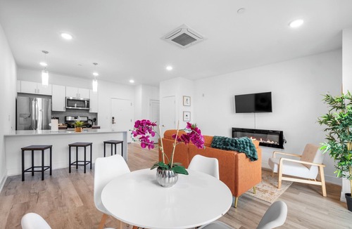 Olde Kensington Apartment | Bright 1BR Haven - Balcony + Skyline Views