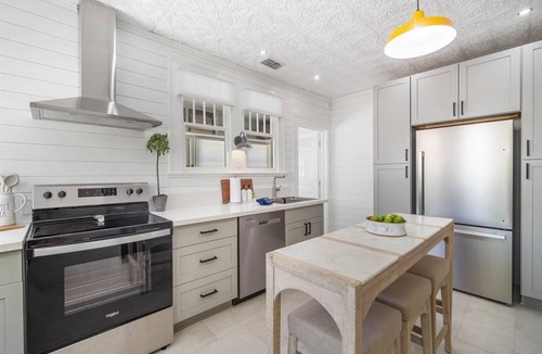 Bradenton House | Bright 2BR Bungalow Near Anna Maria Island & Beaches