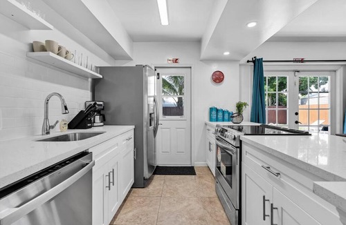 West Hollywood House | Bright 3 bedrooms Home Private Pool, 18 minutes to the Ocean