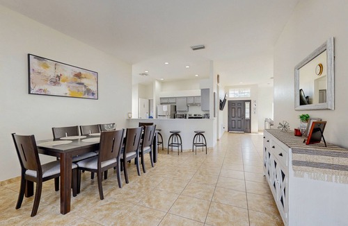 Chatham Park House | Bright 3BR pool home with screened lanai, Jacuzzi & near Disney parks