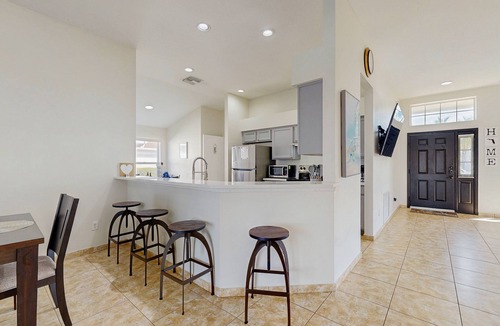 Chatham Park House | Bright 3BR pool home with screened lanai, Jacuzzi & near Disney parks