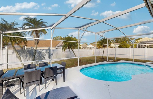 Chatham Park House | Bright 3BR pool home with screened lanai, Jacuzzi & near Disney parks