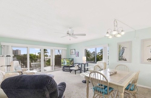 Fort Myers Beach Condo | Bright beachfront condo w. direct beach access, pool