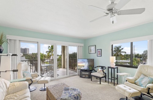Fort Myers Beach Condo | Bright beachfront condo w. direct beach access, pool