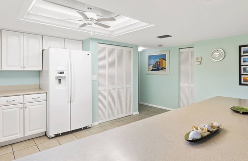 Fort Myers Beach Condo | Bright beachfront condo w. direct beach access, pool