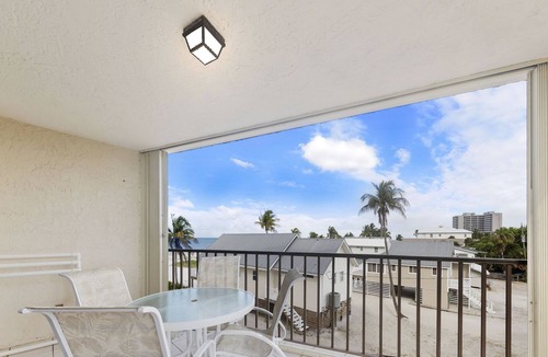 Fort Myers Beach Condo | Bright beachfront condo w. direct beach access, pool