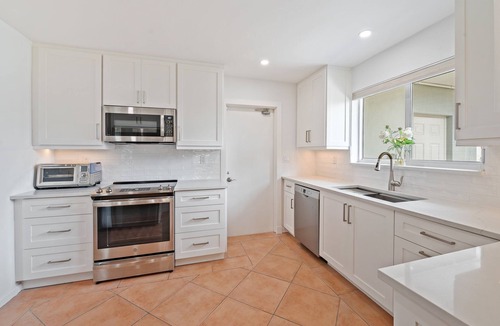 Jog Road House | Bright & Breezy Coastal Escape, Close to the Beach