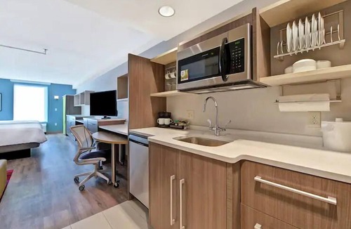 West Palm Beach Hotel | Bright King Studio w/Breakfast & Outdoor Pool, 1.8mi Armory Art Center WPB