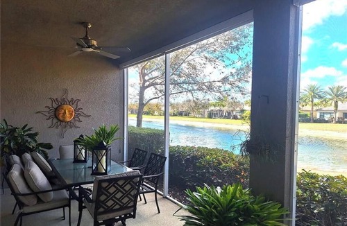 Rural Estates Condo | Bright Lakeview Condo in Richmond Park with Garage
