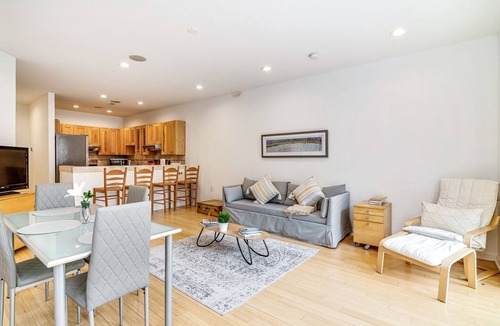 Northern Liberties House | Bright & Spacious Suites - 8BR+Patio Sleeps 16!