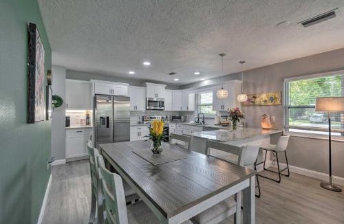 Venice House | Bright Venice Getaway < 1 Mi to Historic Dtwn