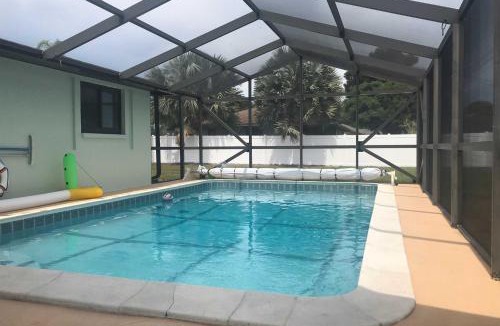 South Venice House | Bright Venice Home w/Yard < 4 Miles to Beach!