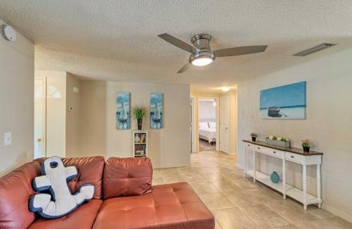 South Venice House | Bright Venice Home w/Yard < 4 Miles to Beach!