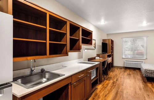 Port Saint Lucie Hotel | Budget-Friendly Room Perfect for Long Stays | Full Kitchen & Laundry