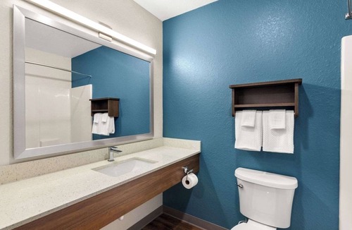 Port Saint Lucie Hotel | Budget-Friendly Room Perfect for Long Stays | Full Kitchen & Laundry