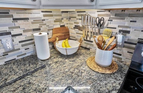 Jupiter House | Bungalow! Hot TUB! Games! 10 min to Beach!