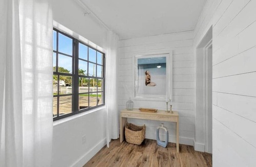 Jupiter House | Bungalow! Hot TUB! Games! 10 min to Beach!