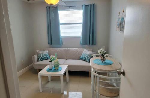 Bearss Plaza House | C & Y Guesthouse