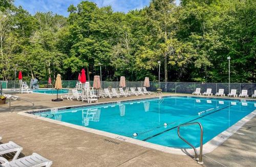 East Stroudsburg House | Camelback Pocono Getaway w/Hot Tub & Games!