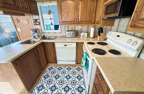 Nettles Island House | Canal front 2 BR 1.5 BA beach bungalow!