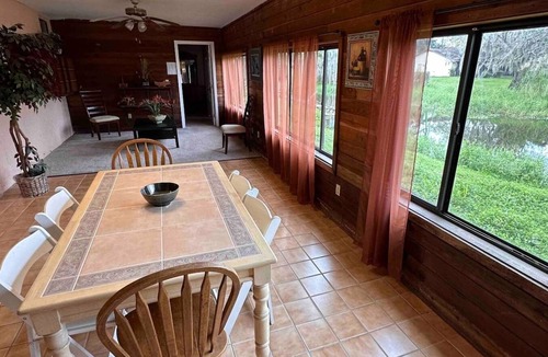 Oviedo House | Canal Front 2BR + Den Near Lake Jesup