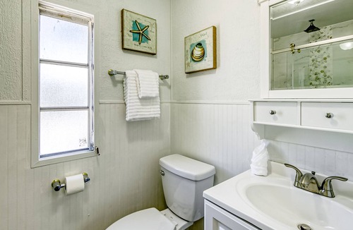 Cross Key Waterways House | Canalfront, Dog-Friendly Home with Dock, Private Hot Tub, and High-Speed WiFi
