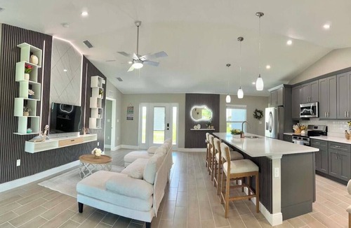 Diplomat House | Cape Coral Waterfront Oasis