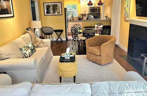Old Northwood House | Capri Cottage, Pool, walk to restaurants!