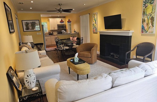 Old Northwood House | Capri Cottage, Pool, walk to restaurants!