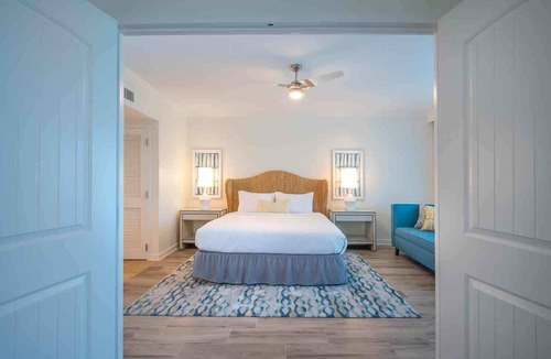 Marathon Hotel | Captain's Suite in Duck Key | Island View & Pools