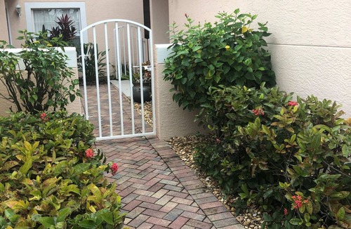 Naples Condo | Carlton Lakes, impeccable 3BR, 2 bath, 2050 sqft near beaches, shops and dining