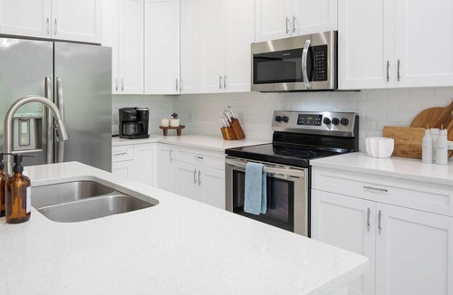 East Naples Villa | 'Casa Dali' 10min to 5th Ave/Beach , POOL, 3Bed/2B.Walk to Naples US Pickleball