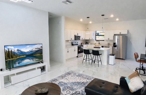 Harris House | Casa encanto, your home away from home.