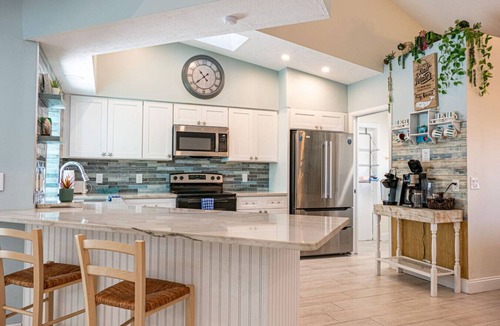 Jensen Beach House | Casa Linda: Pool, Arcade & Sun Decks