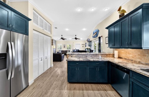 Tavernier House | Casa Paraiso Keys Retreat- Pool, Dock & Family