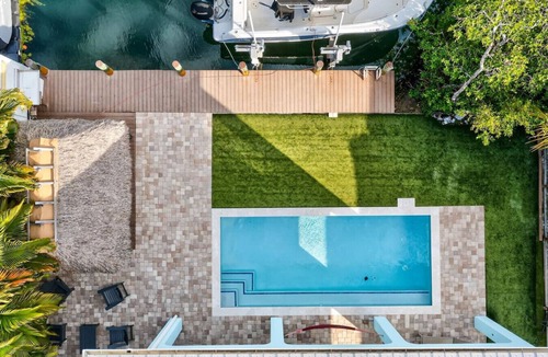 Tavernier House | Casa Paraiso Keys Retreat- Pool, Dock & Family