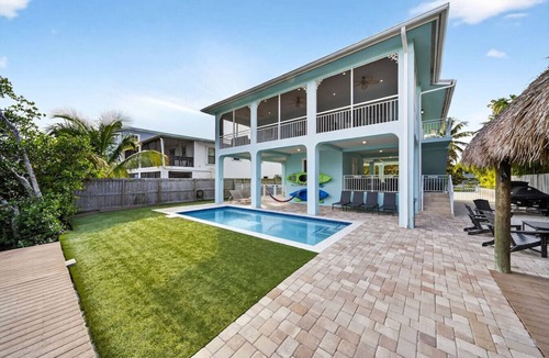 Tavernier House | Casa Paraiso Keys Retreat- Pool, Dock & Family