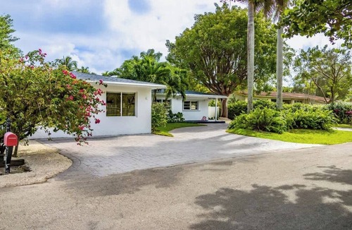 Golden Glades House | CASA SPUR|8BR|Basketball+Pool+Firepit+BBQ+Minigolf